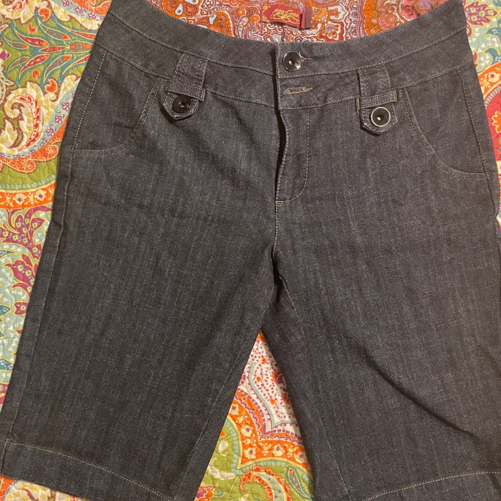 Black Bermuda Shorts with Tailored Fit and Versatile Style